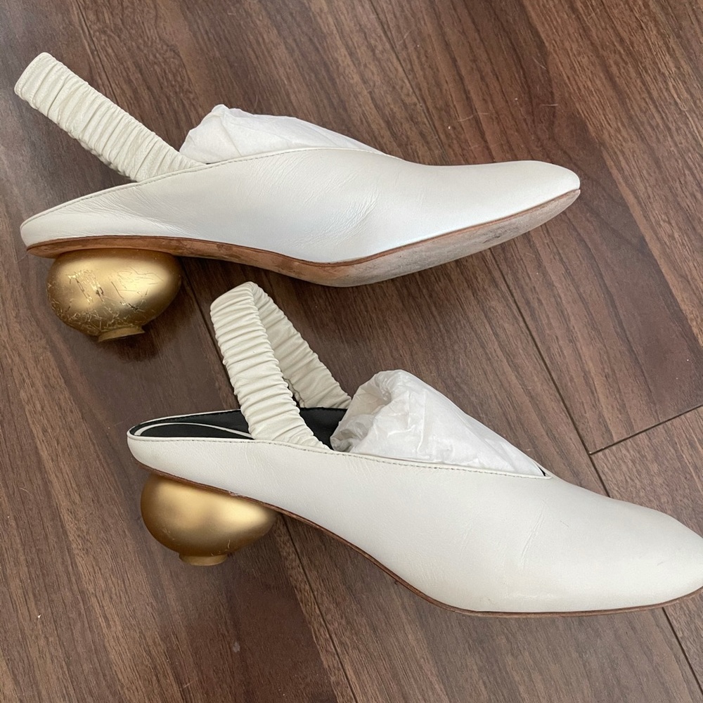 Gray matters white leather pump